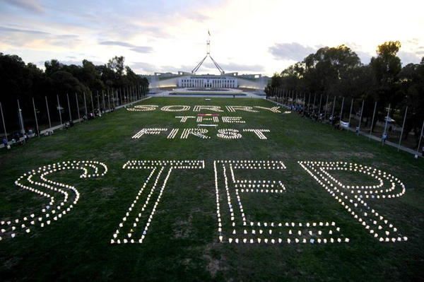 stolen_gen's tweet photo. Candles on the lawn outside Parliament House in Canberra, commemorating Kevin Rudd's apology to the Stolen Generation http://t.co/We8H5yD4
