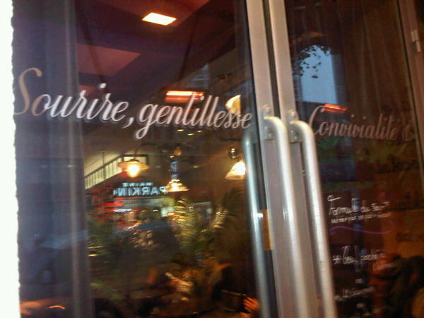 ClaireBonniol's tweet image. #CommunicationService: quand un café affiche ses postures en devanture. Promesse tenue!