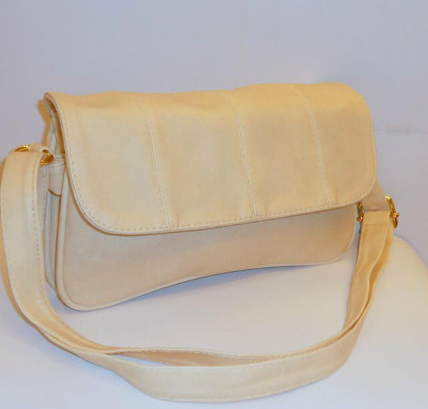 khalisa_icha's tweet photo. Timmy Bag Krem IDR 140 http://t.co/rAUgBTdE