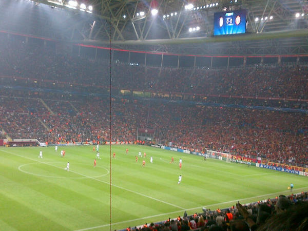 ErolBilecik's tweet photo. GS muthis odaklanmis bir sekilde oynuyor.Seyirci coskusuda cok iyi...Kisaca Ali Sami Yen su an bayram havasinda.. http://t.co/ju9OKtK2