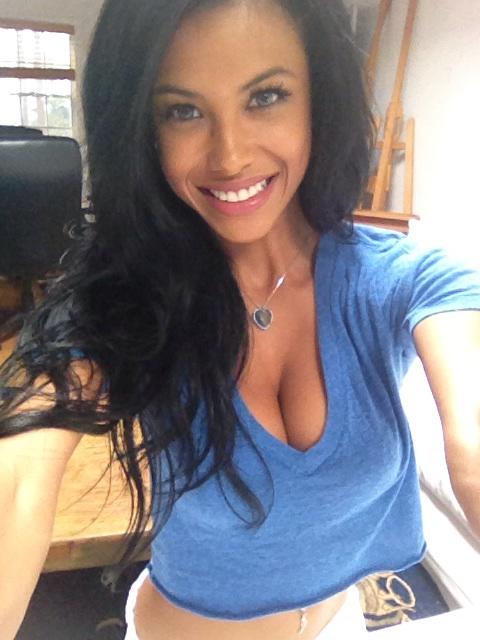 @blackbelttv studio . Finally connected to their wifi!! Lol http://t.co/TPOy8ukw
