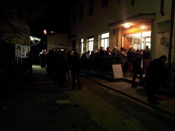 Circa 100 persone in coda per registrazione primarie!