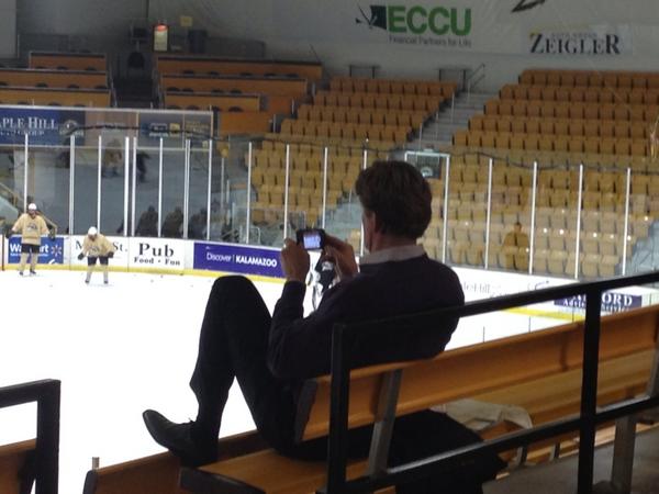 _Pisto_'s tweet photo. @Farqs29  “@Drew_on_WMU: #RedWings coach Mike Babcock taking in a #WMUhockey practice Tuesday http://t.co/3LOEDLh7”