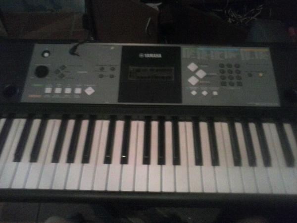 WeslleyAB_'s tweet photo. Tocando While slips are stil so red no teclado http://t.co/XcUFiiGU