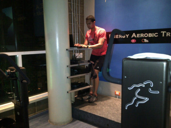 gim398's tweet image. Nuestro instructor @AJ_vidalt preparando su playlist y videolist para la clase de #HeatProgram por comenzar ahora!