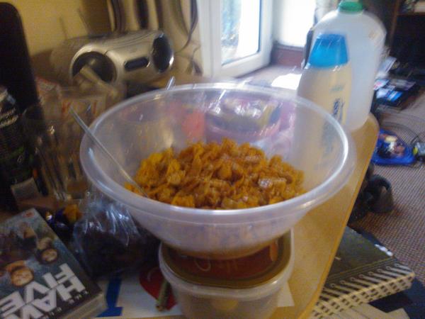 Casey_rc's tweet image. Holly didn't have any bowls big enough for me. So I had to adapt,#breakfastMachine