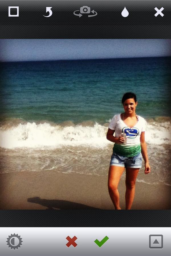 stepheroniee's tweet photo. @VanCanucks #beach #hockey #beer http://t.co/9zAt2Pz0