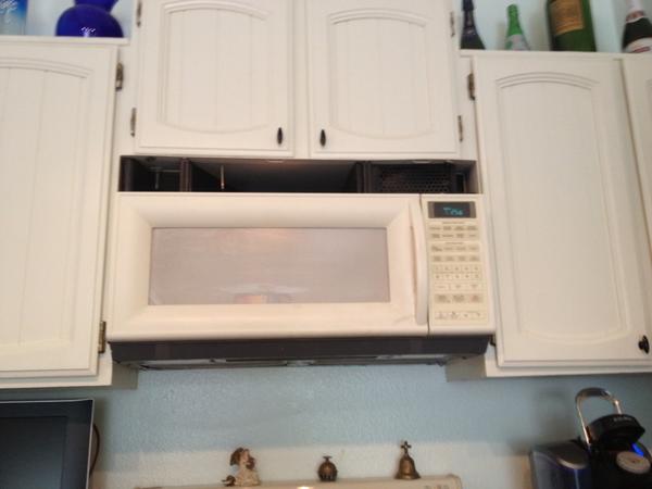 shortpplprob's tweet photo. Never knowing what those cabinets hold...#shortpeopleproblems http://t.co/Hf1OjAkb