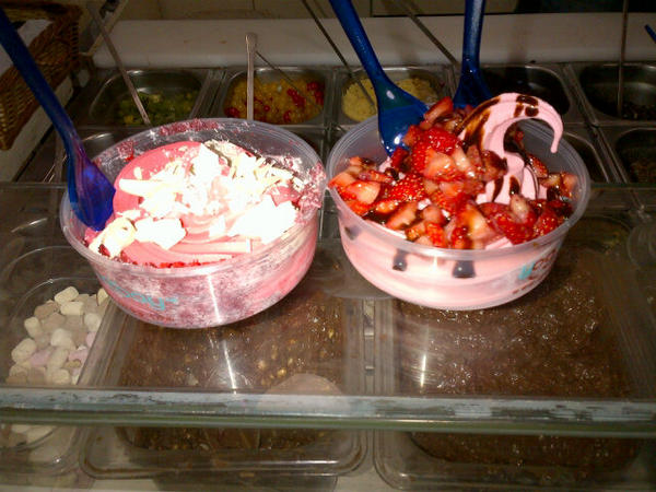 dariusmendes's tweet photo. Here we are with #Redvelvet , #Blackcherry #Blueberrycheescake with @AnnaMarie804 n @green_rods at the @Yogurtbay http://t.co/vgRKq871