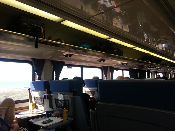 Amtrak 기차여행. 산타바바라까지 왕복.비지니스클라스는 커피와 쥬스,머핀을 공짜로 준다.한국에서도 안해본 나홀로 기차여행을 이제야한다. 차창넘어 바다가 보인다.