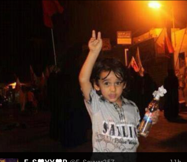 abomahmmed36's tweet photo. "@NO5NO: الصورة تتحدث عن نفسها شاهدوا كيف يستغل الأطفال من قبل الخونة شبيحة #الوفاق #bahrain http://t.co/XAIDwB6j"