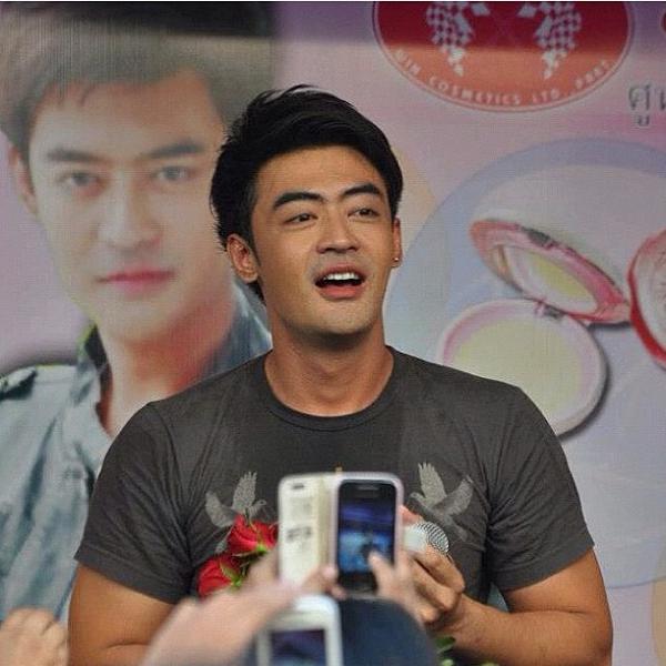 TleTanapol's tweet photo. Cr.IG tle_tanapol
เออ. ทำไมคนข้างหลังมันขาวจัง http://t.co/3hA7T29O