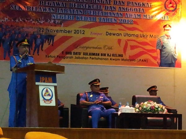 ieka_azzemi's tweet photo. Bersama pengarah jpam perlis di majlis pemakaian pangkat jpam kedah @IshakJPAM @jpamperlis http://t.co/r9WnPwSY