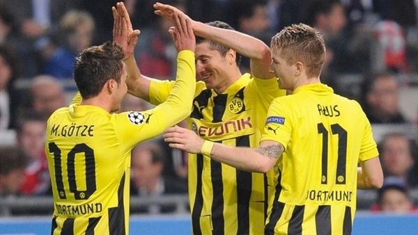 ChampionsLeague's tweet photo. Robert Lewandowski is congratulated by his @BVB team-mates. How far will Dortmund go? #ChampionsLeague http://t.co/IGn6zxIz