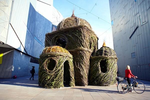 24luxury's tweet image. Il #lusso dell'eco-arte:1cattedrale di rami di salice a Melbourne by P. Dougherty #stickwork (c)photo: @MelbourneWater
