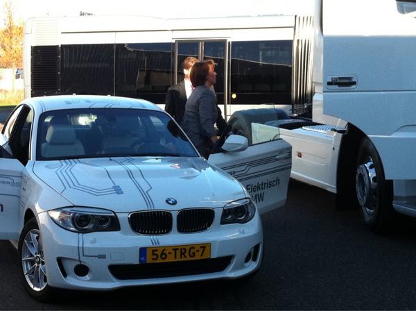 ellyblanksma's tweet photo. Zelf achter het stuur van elektrische auto met de first lady van Slowakije. Toekomst. #AutomotiveCampusNL #Helmond http://t.co/goJAxNdz”
