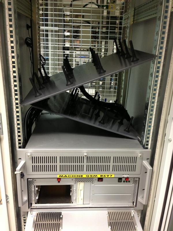 _GaLaK_'s tweet photo. C'était donc bien un hérisson, de chez #KapTech. Voilà une vue plus large de l'équipement et des antennes. #history http://t.co/Qxr631Bq