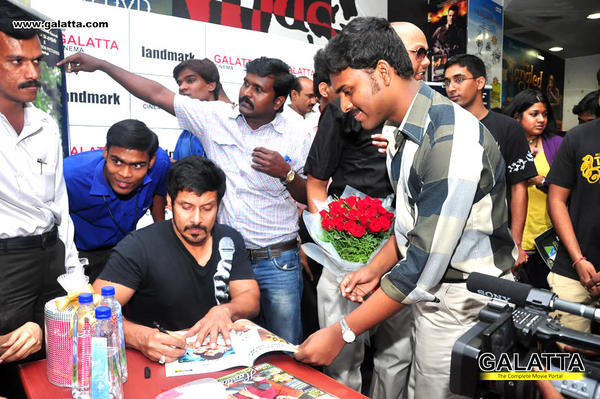 BleedChiyaanism's tweet photo. @chiyaanvikram @RDBalaji @meyyappanram am d one getting autograph http://t.co/mNpxhoVr