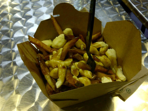 manuelamontel's tweet image. Omg... #smokespoutine