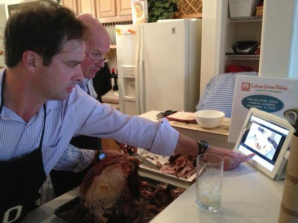 mpaulinaherrera's tweet image. How many Herreras does it take to cut the turkey? #ipadhelp?