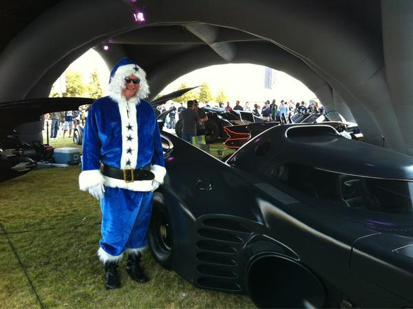 batmobiletour's tweet photo. Christmas on Thanksgiving as Santa visits the #BatmobileTour. Is #TheDarkKnightRises on your Xmas list? http://t.co/6nSyyZbK
