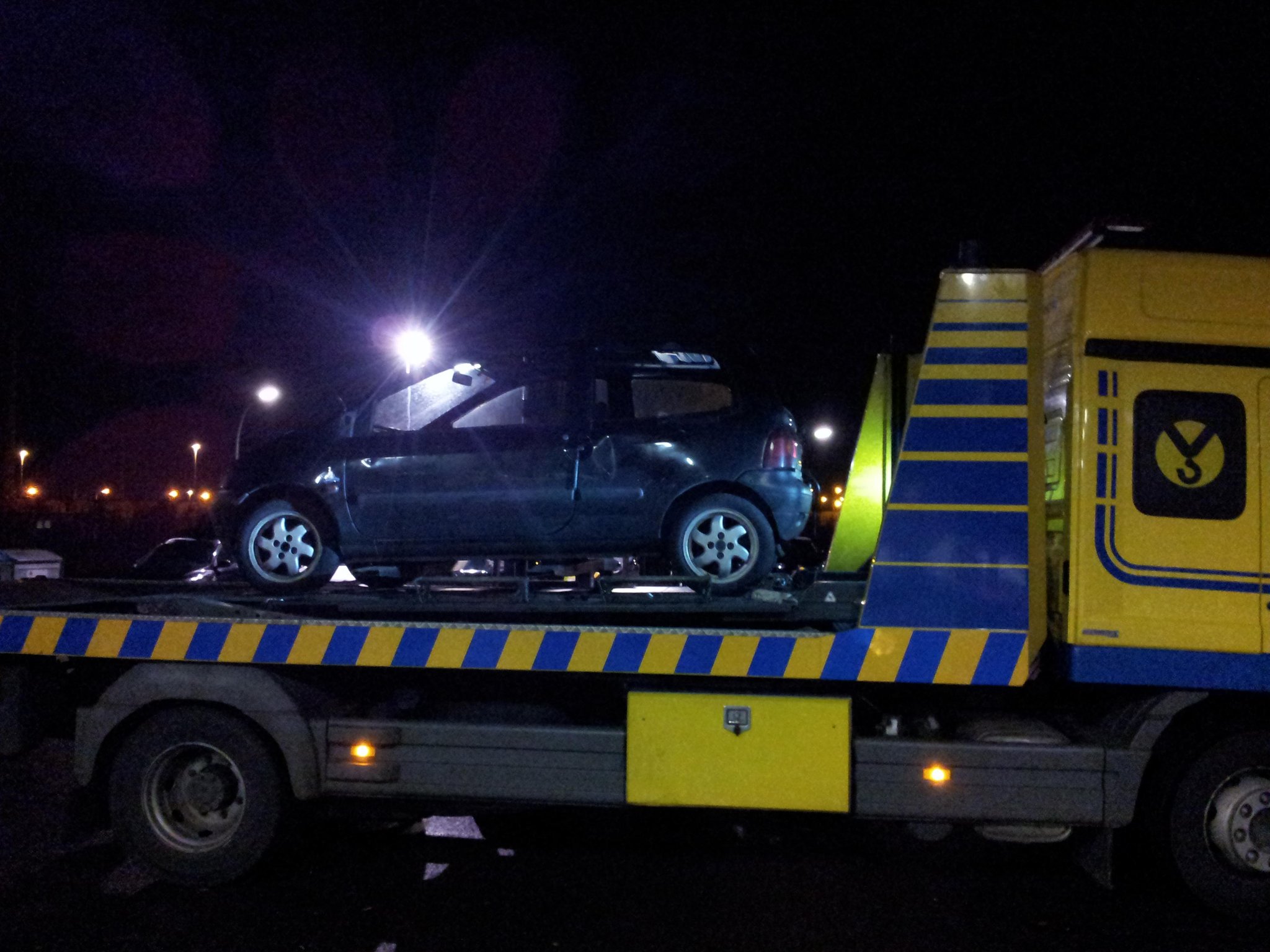 Autowrak aan de Dijkweg eindelijk geborgen Autowrak aan de Dijkweg eindelijk geborgen