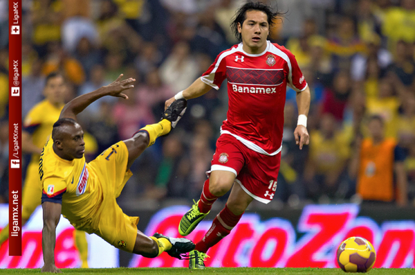 LigaBBVAMX's tweet photo. #Min40 #Ame0 | #Tol0 Chucho Benítez y Ríos disputan con fuerza el #BalonTeleton en la cancha del #Azteca #Sientetuliga http://t.co/oWgHas9s