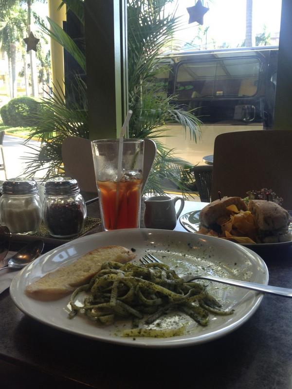 MJ_Lastimosa's tweet photo. I'm havin an awesome breaky,mushroom burger,spicy malunggay pesto pasta&lemongrass iced tea #echocafe #selftreat http://t.co/N7w6azMS