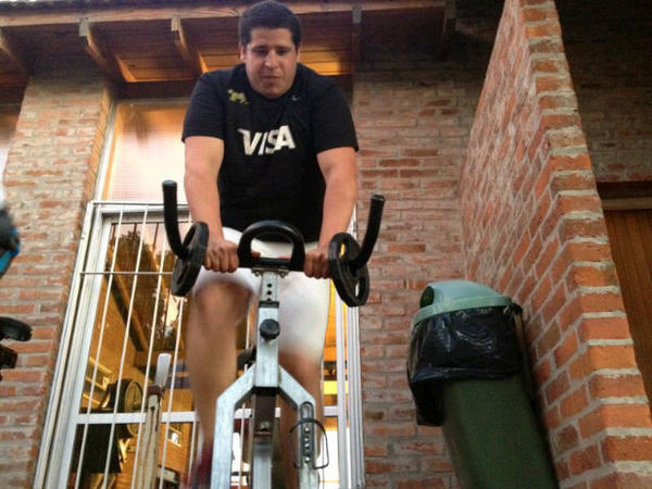 SobrepesoFC's tweet photo. @buchespinosa "me entreno para jugar. Si el técnico me necesita tengo q estar bien. Tengo quite, presión y criterio" http://t.co/mmCfTuno