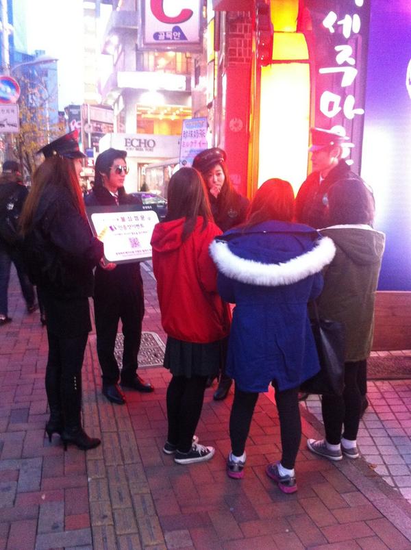 gogosilver's tweet photo. 지금 신촌에서 불심껌문이라고ㅋㅋㅋ 경찰옷 입은 모델들이 이벤트한다ㅋㅋㅋ 기다렸다가 나도 해야지ㅋㅋㅋ 롯데 자일리톨인가 http://t.co/JonKseNt