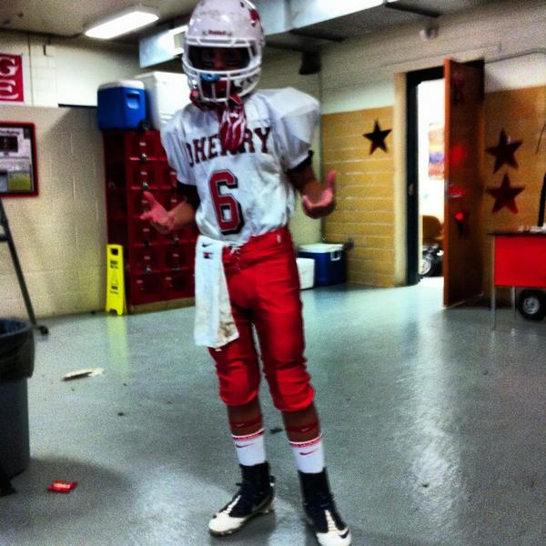 maxtperez's tweet photo. Me in my football stuff A team🏈 http://t.co/xpCOe0AS