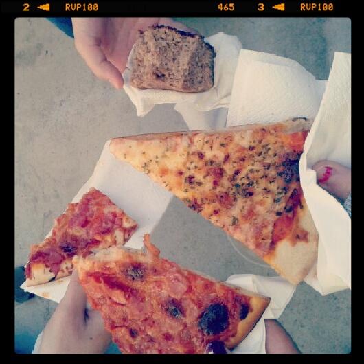 pili_ribas's tweet photo. Meeeerienda buena! @aylinrushen @NuriaRodrguez7 @cecejuan http://t.co/fgxOx4Cd