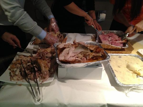 pagodaguro's tweet photo. [Thanksgiving party] Thanksgiving party현장입니다Thanksgiving party하면빼놓을 수없는칠면조!!너무맛있어요참석하신분들하고함께칠면조를먹는모습입니다드시고싶은분은강남파고다로오세요 http://t.co/OPsXWW18