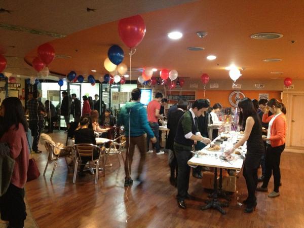 pagodaguro's tweet photo. [Thanksgiving party]땡스기빙 파티현장입니다~한쪽에선 빙고게임주이고요 한쪽에선 칠면조를 먹고있습니다~ 전 너무 배불러서 잠시 쉬었다가 다시 칠면조를 먹어야겠어요.ㅋㅋㅋ http://t.co/PlXzyFPK