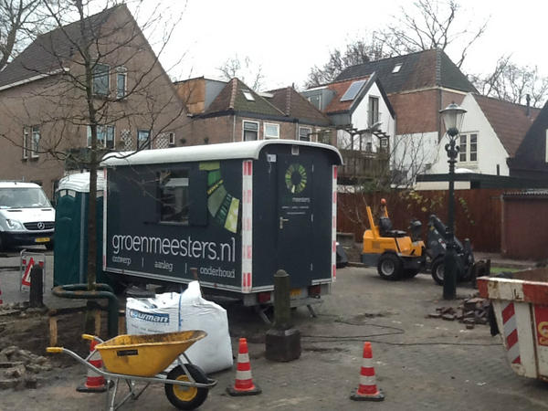 Ook met slecht weer maakt #degroenmeesters mooi werk. #stadstuin alkmaar. Grote bomen in een buurttuin