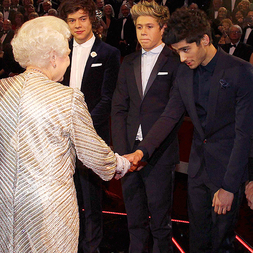 melis_hazer's tweet photo. Bazen sadece yaşlı bir kadını kıskanırsın :(

Niall'ın ağzını yirim ♥ http://t.co/0qv5pWJe