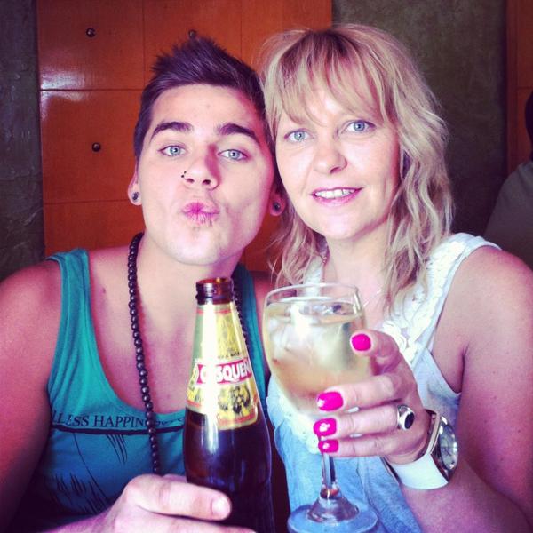 MGilBoettcher's tweet image. En #kitcheng #sushi regaloniando a mi viejita 😊😙 #salud 😄🍺