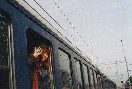 Через несколько минут в городе началась. Прощание на вокзале. Из окна поезда машут рукой. Провожать поезд. Девушка уезжает на поезде.
