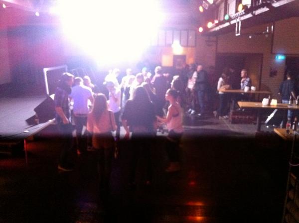 SfArtists's tweet photo. Aftershowparty läuft mit @velvetoskar http://t.co/qZAzEuFJ