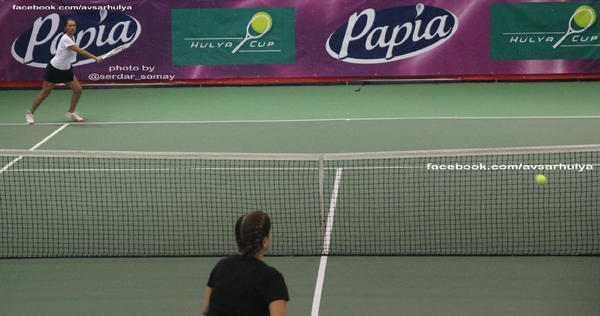 Türkiye'nin en büyük sosyal sorumluluk projelerinden biri olan Papia Hülya Cup 'ta Hülya Avşar ilk maçını 2-1 kazandı.