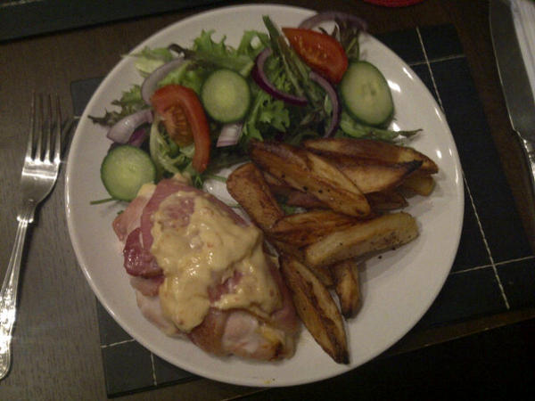 #tweetwhatyoueat gorgeous chicken stuffed with low low pepper and chill cheese (HEA) <a href="/SlimmingWorld/">Slimming World</a> chips and salad yum
