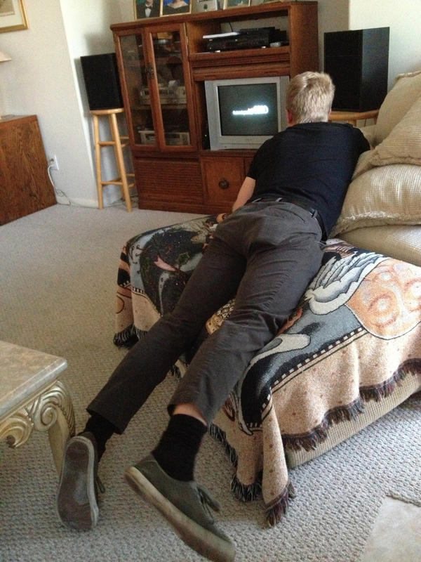 freemanlauralee's tweet photo. Kenny, in his usual television-watching position.  :)  @KennyJFreeman http://t.co/Gz87xjUK