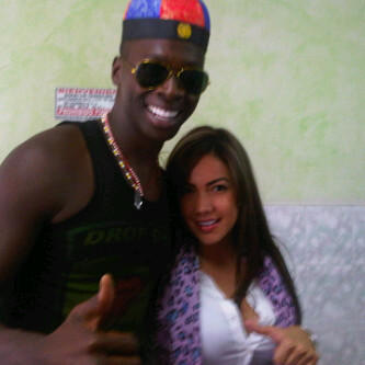 isagomez_e's tweet photo. Con el negro ☺★☺ http://t.co/qm9ZXQhA