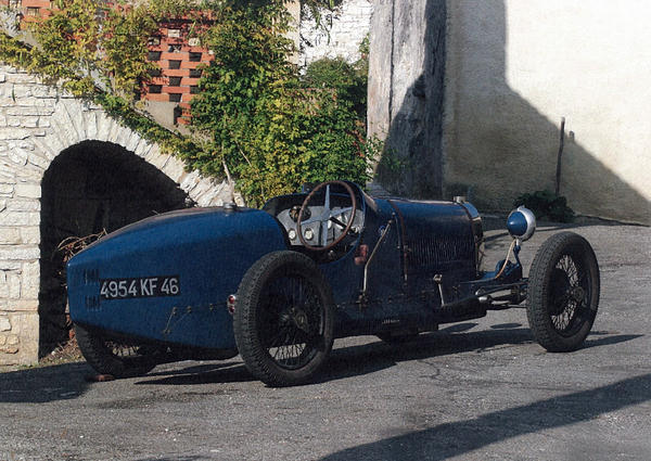 Bugatti tampoco se lo quiere perder, modelo T37 de 1926, conducido por D.Baldi.