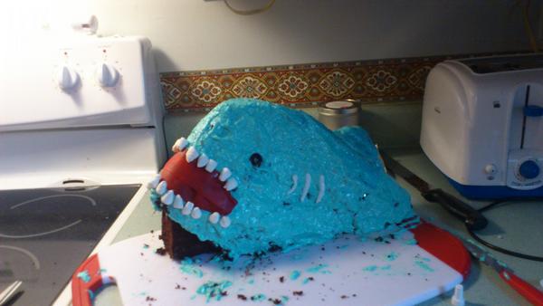 SamSchaerer's tweet image. Happy birthday @LincolnHood! Love your overly talented baking roomates #nailedit