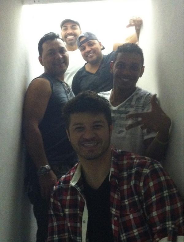 LeandroGabriel's tweet photo. Já já no palco.... Na saída do camarim com a banda... Vamos com Tuuudoooo!!!!! http://t.co/JNpqQau3