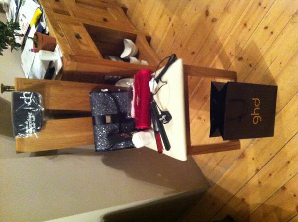 HelpUsHuht's tweet image. Secondly - BRAND NEW GHD&apos;s plus GHD goodie Bag! Worth £200! Make sure you&apos;re at our Quiz Night on Monday #win #ghds