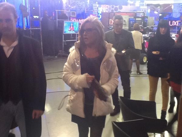 DeluxeSabado's tweet photo. Lydia,durante la publicidad, abandona el,plató con cara de preocupación tras la revelación del #cotopoli http://t.co/iBRiBJIs