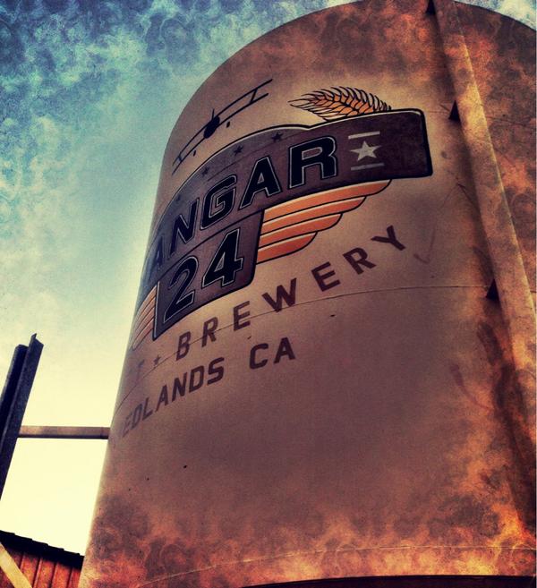 jess_kahoon's tweet photo. Beer and airplanes. #flyingdrunk http://t.co/8ouTpU5v