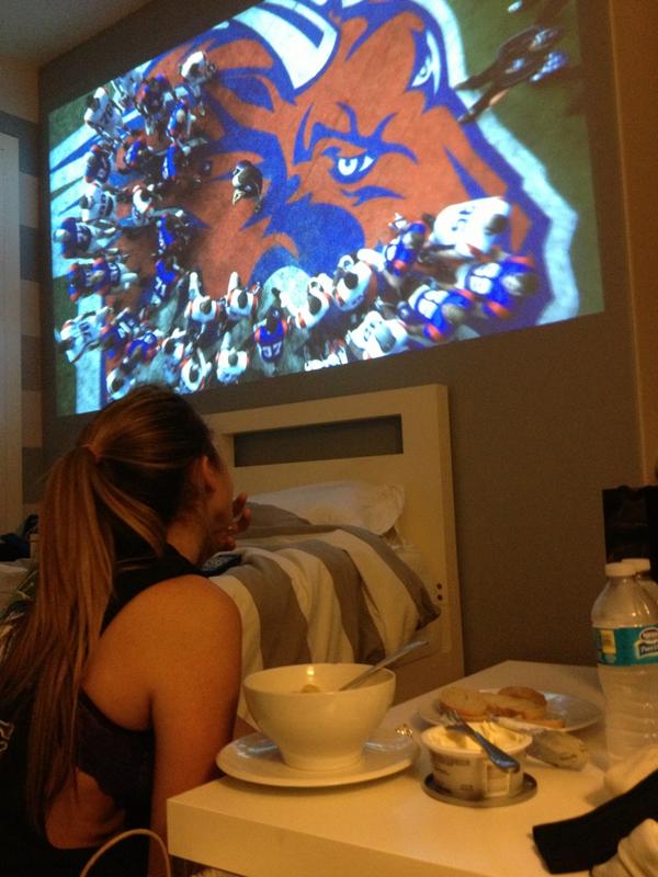 SamGomes12's tweet image. It's a Blue mountain state and bestie kinda night #projectorstyle